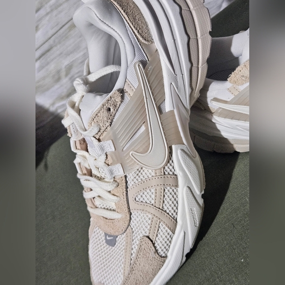 Nike Women's Cream and White Sneakers Size 9.5 - Picture 3 of 11